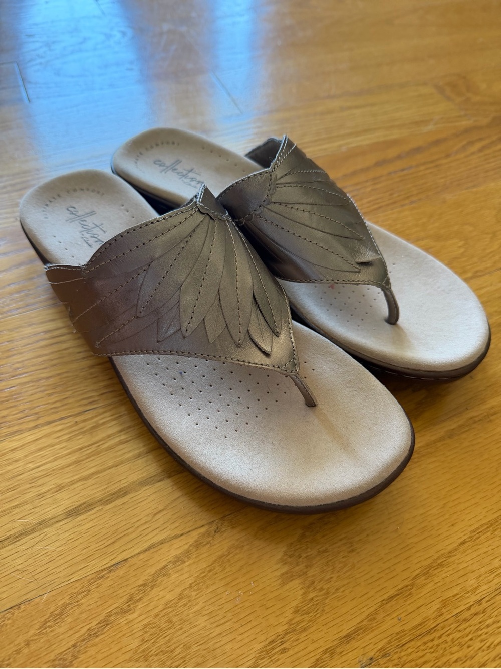Clarks size 9.5 Metallic Pewter Leather Thong Wedge Sandals